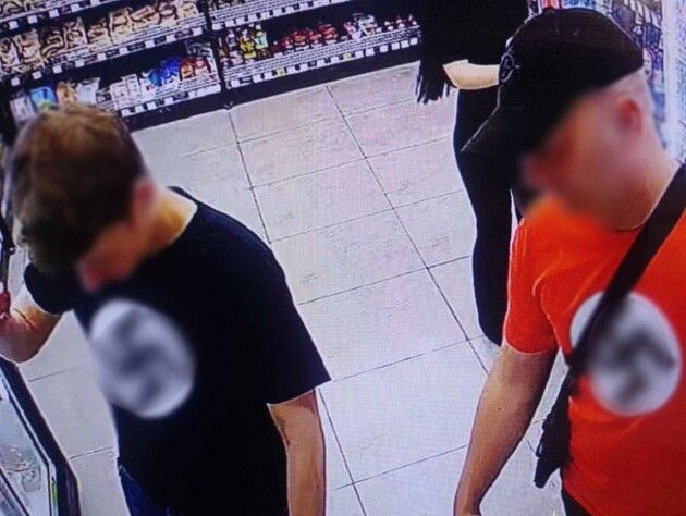 Полиция нашла, кто носил флаг со свастикой в центре Киева. Фото