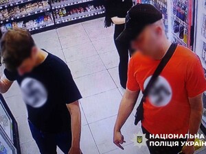Поліція знайшла, хто носив прапор зі свастикою в центрі Києва. Фото
