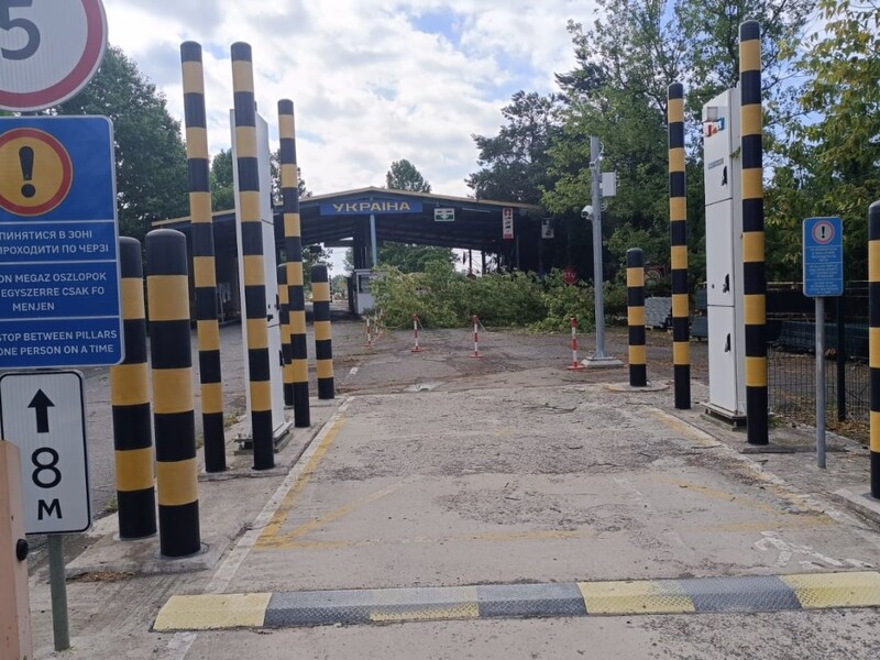 Через негоду в Україні без світла 700 населених пунктів, закрито пункт пропуску з Угорщиною