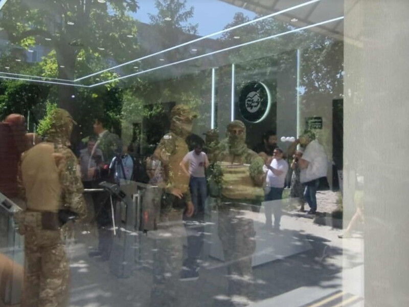 У Вірменії понад п'ять годин обшукували офіс компанії російсько-вірменського мільярдера