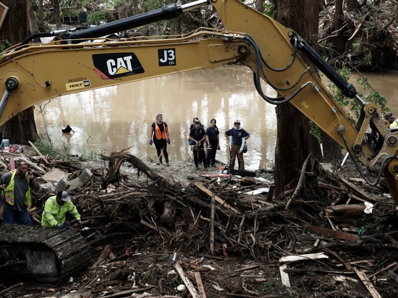 "У будиночках було 2,5 м води. Диво, що не загинуло більше дітей". Сенатор розповів про затоплений повінню табір у Техасі 