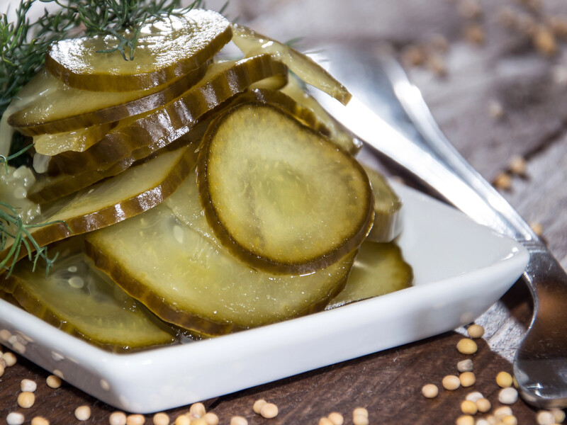 Огурчики, как из McDonald's, за четыре минуты – секрет в маринаде с этой специей