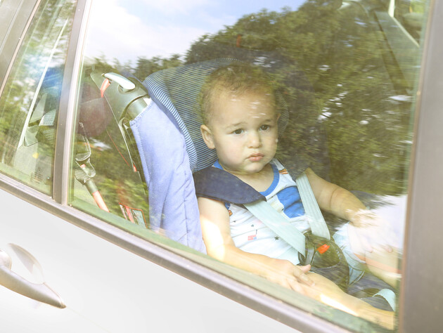 Однорічна дитина загинула в розпеченому автомобілі, поки її 20-річна мати збільшувала собі губи