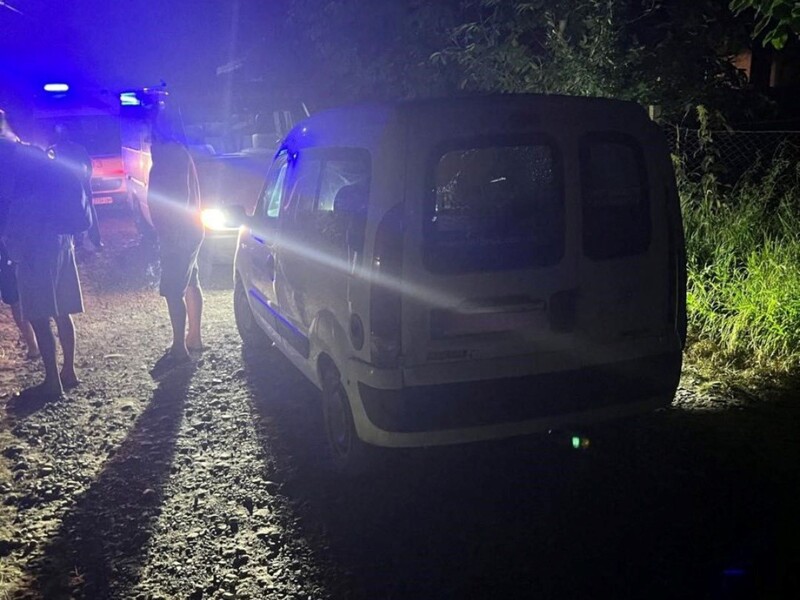 На Прикарпатті чоловік стріляв в автомобіль, поранено підлітка. Фото
