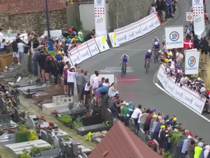 Зрители "Тур де Франс" залезли на надгробия, чтобы лучше видеть финиш, разразился скандал. Видео