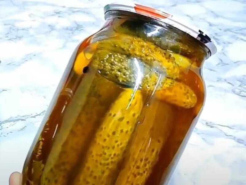 Приготуйте на зиму ці неймовірно хрусткі огірки. Рецепт пікантного маринаду з кетчупом