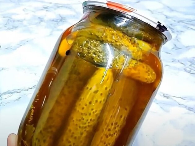 Приготовьте на зиму эти невероятно хрустящие огурцы. Рецепт пикантного маринада с кетчупом