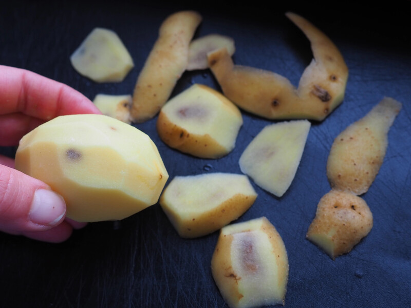 Иначе теряете урожай. Делайте это, чтобы фитофтора не уничтожила молодой картофель