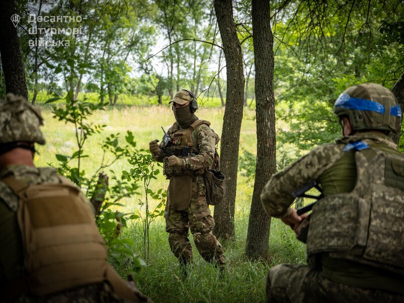 Українські десантники захопили в полон офіцера армії РФ. Відео 