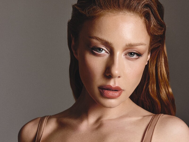 Тәтесі бар шұлықтағы порно