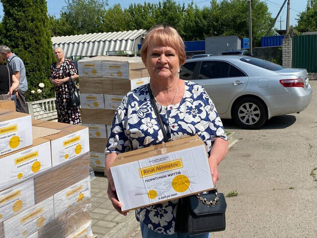 Фонд Рината Ахметова помогает в Днепре людям, которые выехали из Курахово