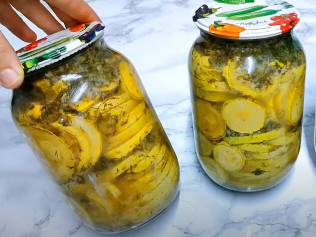 Приготовьте на зиму эти консервированные кабачки в собственном соку. Рецепт заправки вместо маринада