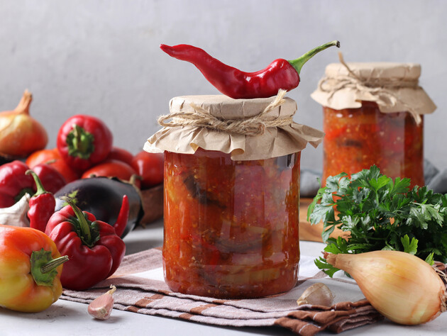 Выложите в банку овощи послойно. Закуска из баклажанов без варки маринада