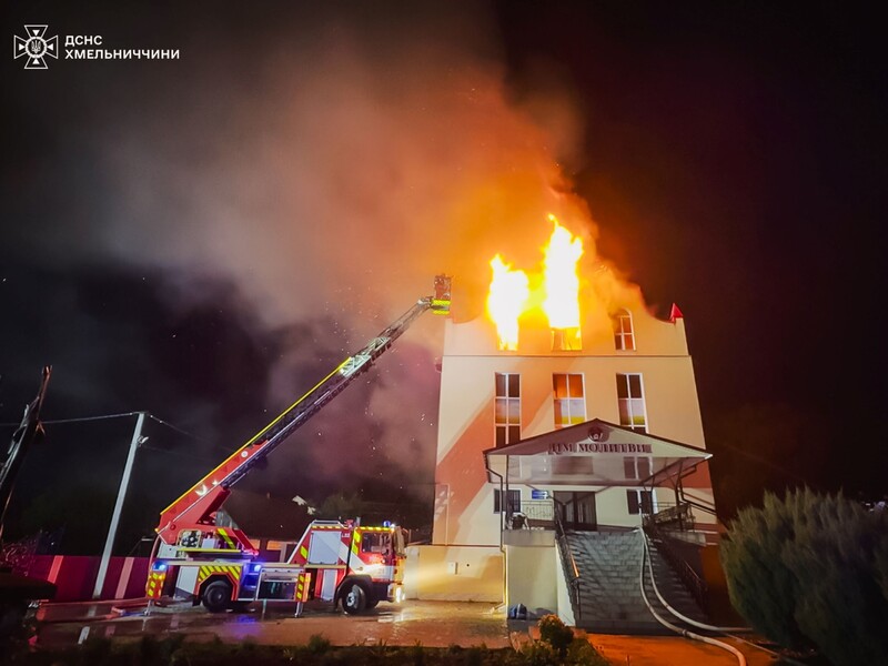 Блискавка вдарила по Дому молитви у Хмельницькій області, почалася сильна пожежа. Фото, відео