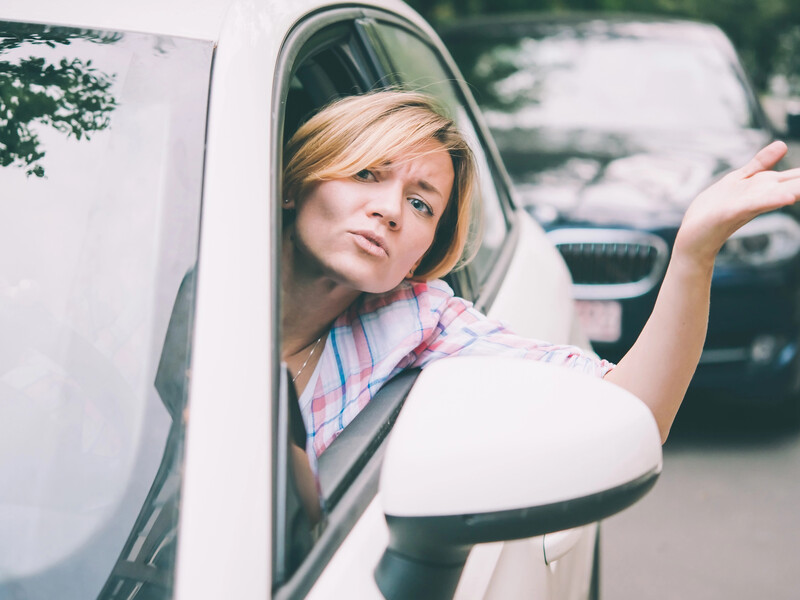 Завдяки такій мітці на лобовому склі досвідчені водії ніколи не зачеплять чужого автомобіля. Лайфхак
