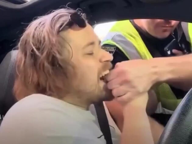 В Киеве водитель укусил патрульного. В полиции объяснили, как он потом оказался в ТЦК