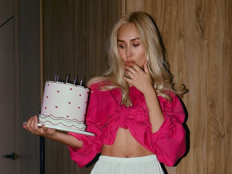 Квиткова на свое 27-летие расковыряла ложкой торт и устроила фотосет без блузки
