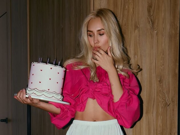 Квиткова на свое 27-летие расковыряла ложкой торт и устроила фотосет без блузки
