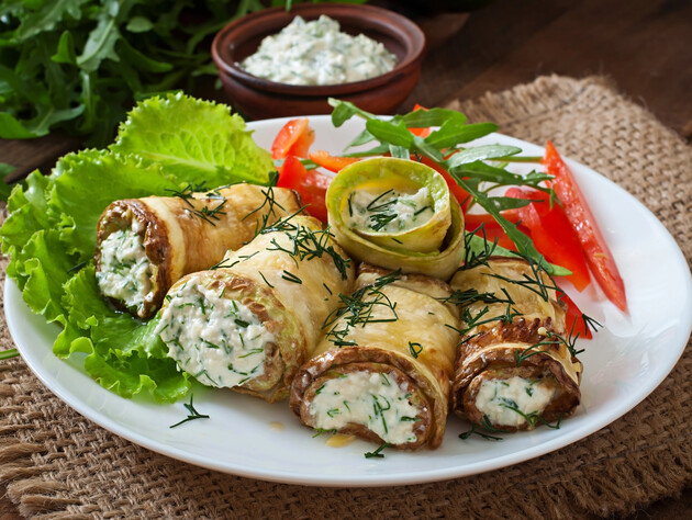 Сделайте такие коржи из кабачка, добавьте начинку – и получите очень вкусный рулет. Быстрый рецепт