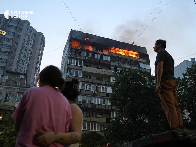 РФ ночью ударила по Киеву. Есть жертвы, много пожаров, уничтожена больница. Видео