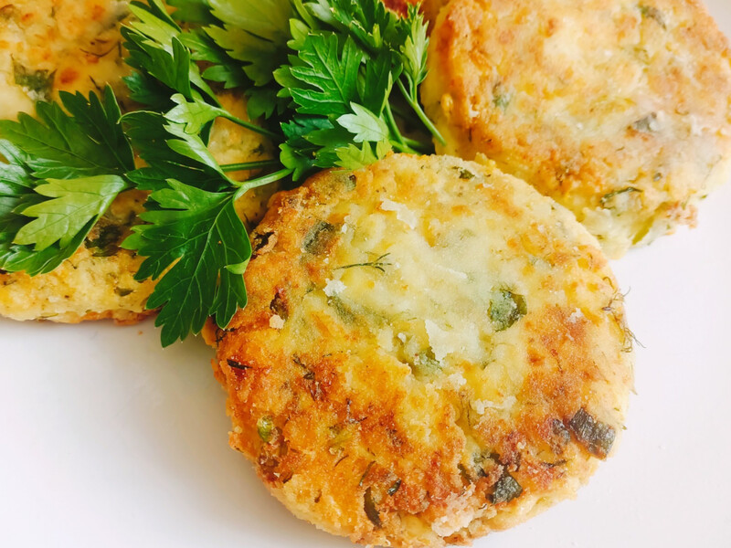 Не сладкие сырники, а с творогом и зеленью. Добавьте твердый сыр, чтобы было еще вкуснее