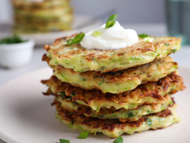 Тесто без манки и разрыхлителя. Эти кабачковые оладьи с хрустящей корочкой не развалятся на сковороде