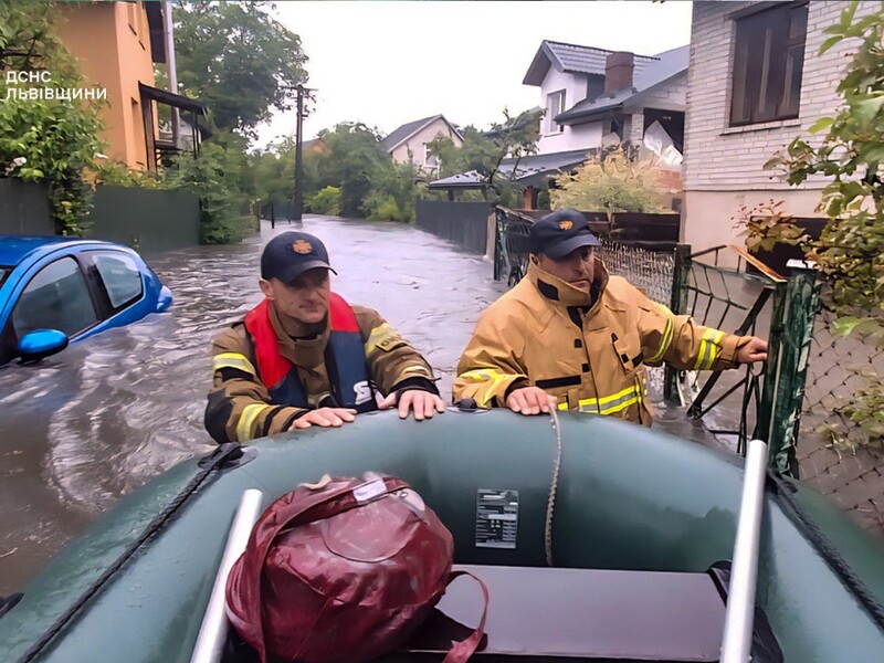 У Львівській області почалася повінь. За ніч випала більше ніж місячна норма дощу. Фото