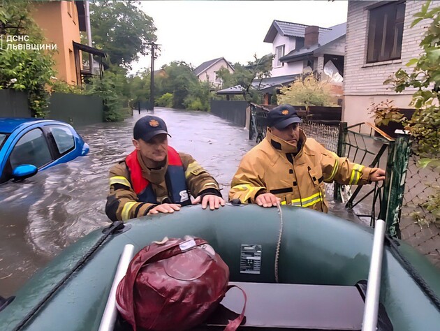 У Львівській області почалася повінь. За ніч випала більше ніж місячна норма дощу. Фото