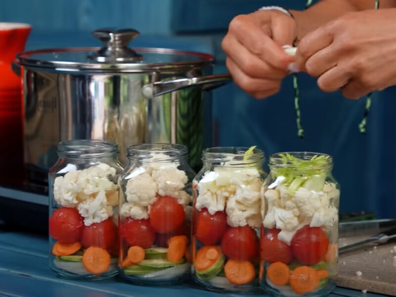 Положите это на дно каждой банки – и получится невероятно вкусная консервация на зиму. Рецепт маринада