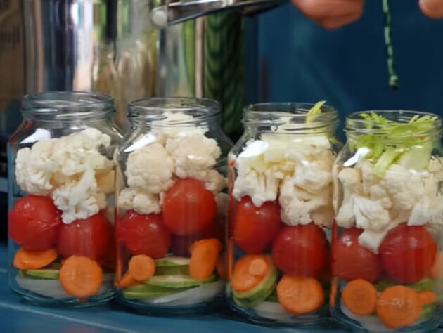 Покладіть це на дно кожної банки – і вийде надзвичайно смачна консервація на зиму. Рецепт маринаду