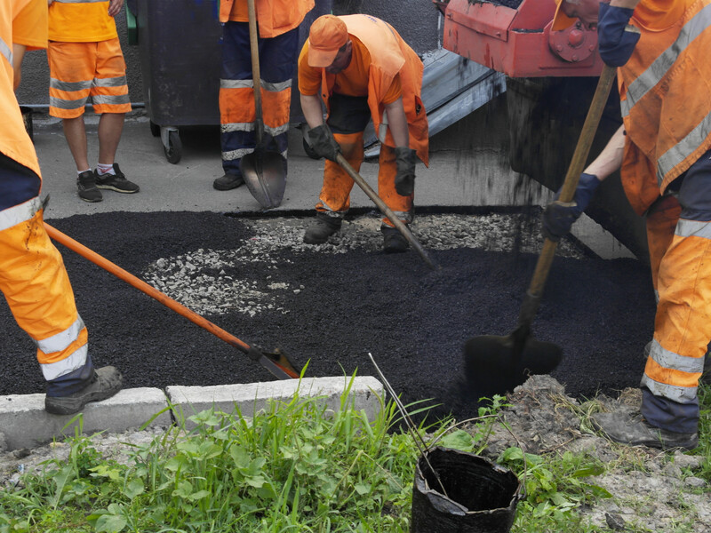 Порошенко приписав собі ремонт дороги, яку зруйнували фури його заводу, а відновили бюджетним коштом – Гладких