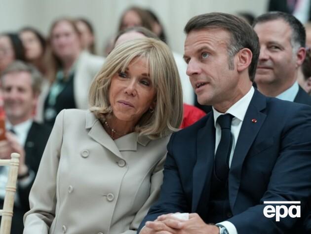 СМИ рассказали, почему первая леди Франции, спускаясь по трапу самолета, проигнорировала помощь мужа