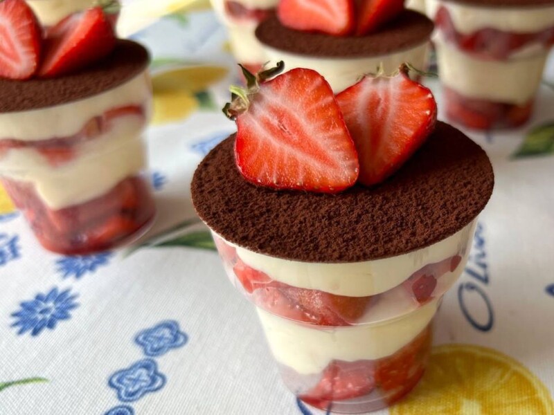 Приготуйте цей неймовірно смачний десерт тирамісу з полуницею у формі трайфлів. Рецепт