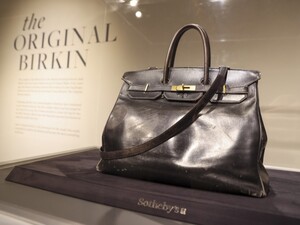 Культовую сумку Birkin продали на аукционе за рекордную сумму. Фото, видео