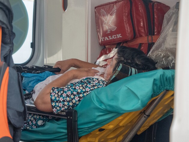 Вагітні й породіллі. Як у Харкові після обстрілу РФ евакуйовували пологовий будинок. Відео