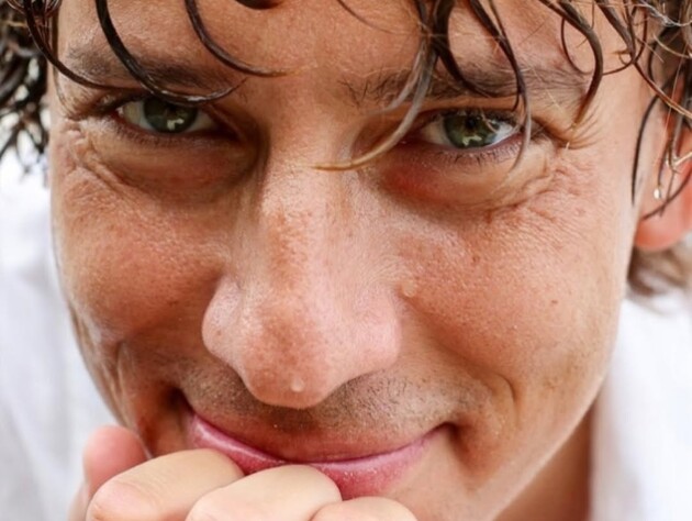 Галкин, который весит 90 кг, станцевал под дождем в одежде из тонкой ткани