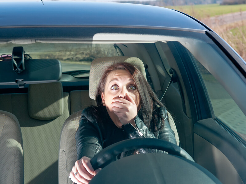 Когда увидите эту метку – сразу выровняйте руль. Лайфхак, как легко припарковаться между двумя машинами