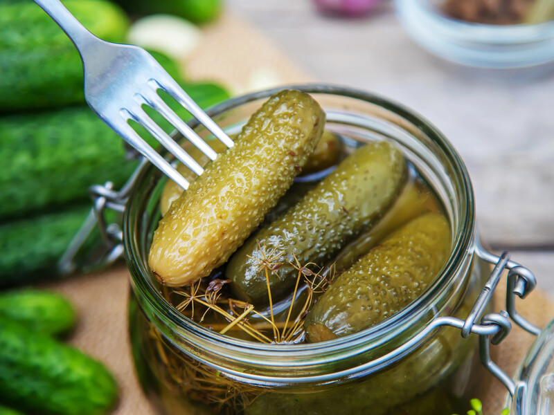 Этот простой маринад придаст огурцам приятного кисло-сладкого вкуса. Рецепт консервации
