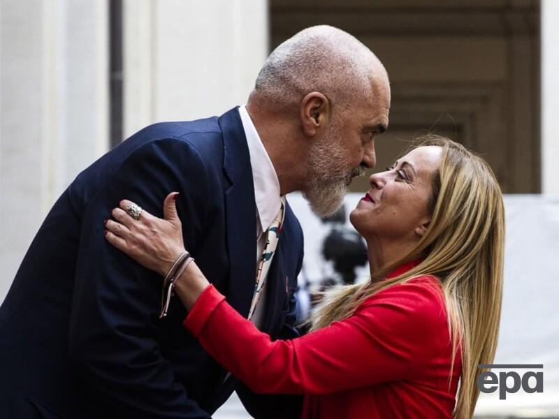 Как выглядит жена 61-летнего албанского премьера Рамы, который публично флиртует с 48-летней Мелони. Фото