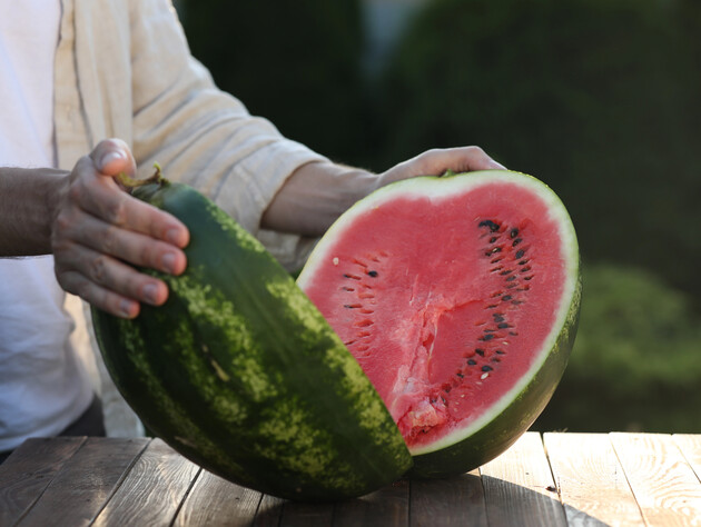 Никогда не покупайте такие арбузы – это очень опасно для здоровья. Врач сделала важное предупреждение