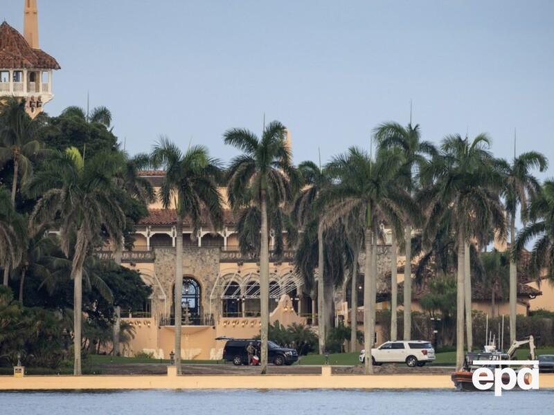 У резиденции Трампа задержали женщину со "срочным сообщением" для президента. Она заявила, что у нее есть оружие