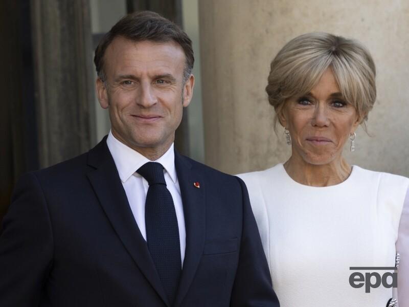 Російські ЗМІ пліткують, що дружина Макрона проігнорувала увагу чоловіка. Повне відео шокує