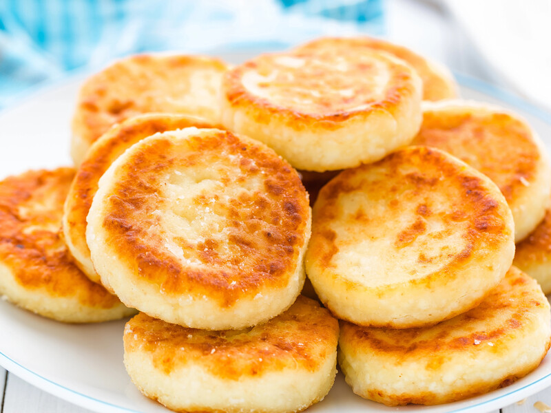 Замісіть таке тісто – і сирники вийдуть дуже смачними й ніжними. Швидкий рецепт