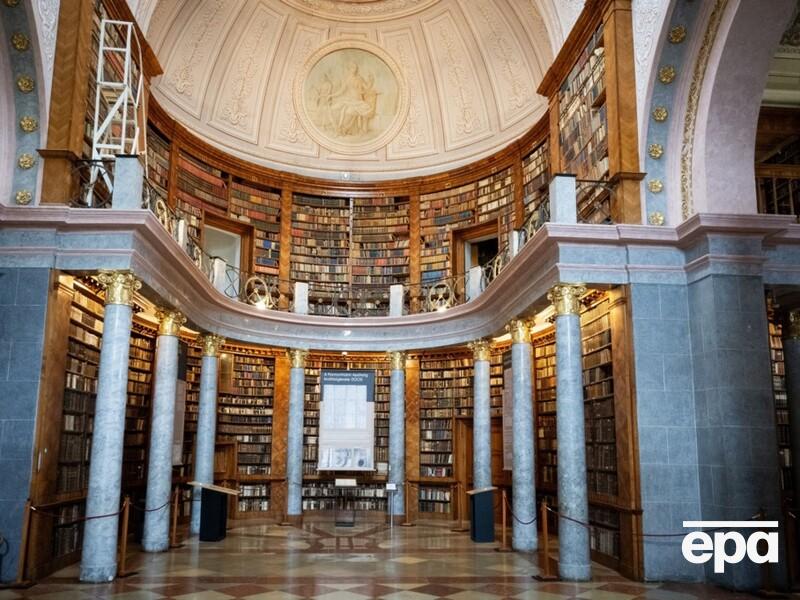 У найстарішій бібліотеці Угорщини намагаються врятувати 100 тис. рідкісних книжок від навали жуків. Фото