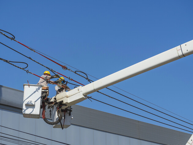 За три дня ДТЭК вернул свет в дома 70 тыс. семей после обстрелов