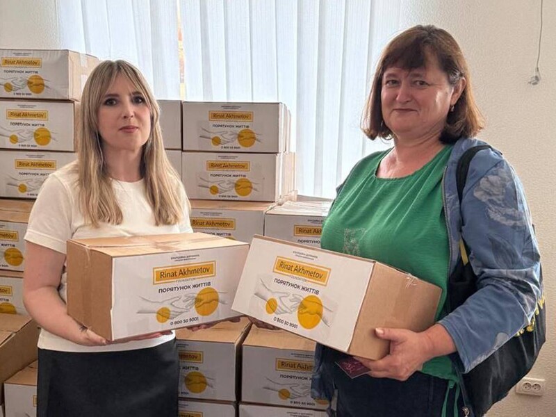 Фонд Ріната Ахметова в Полтаві видає переселенцям продукти