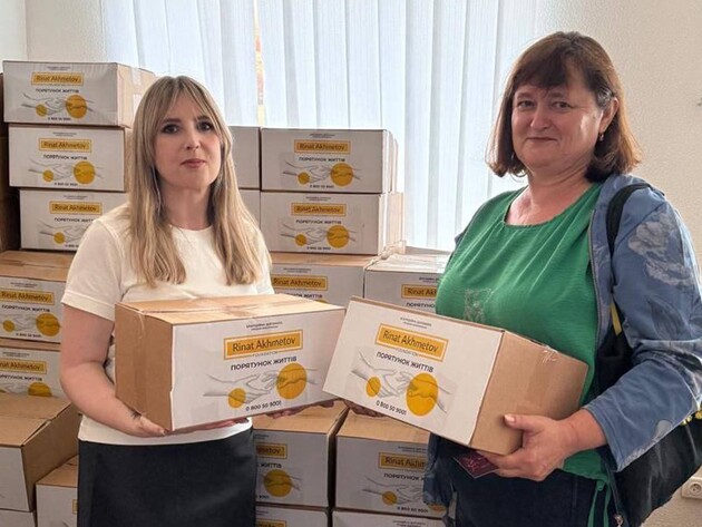Фонд Рината Ахметова в Полтаве выдает переселенцам продуктовые наборы