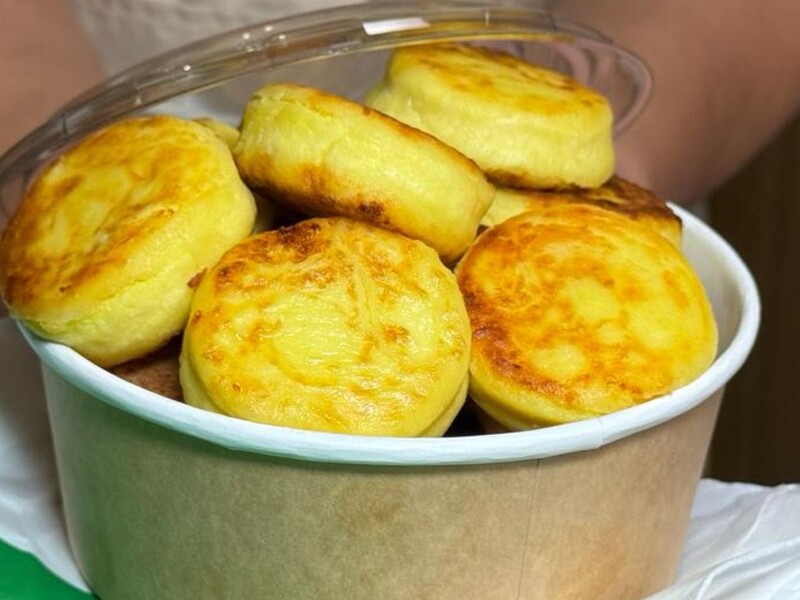 Додайте це до сиру – і сирники будуть такими ж пухкими, як на заправці. Секретний рецепт тіста