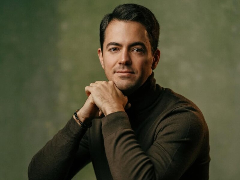 39-річний Роднянський, якого Міша Романова назвала аб'юзером, обіймався з відомою українкою