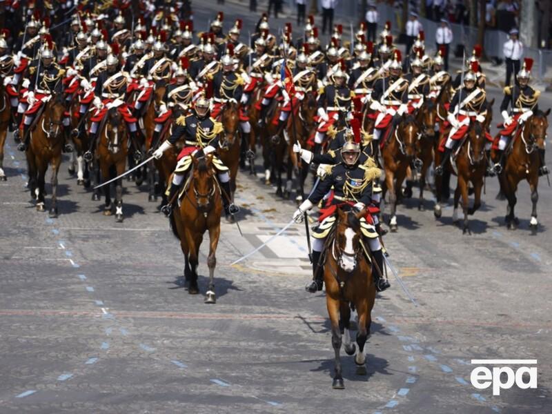 Під час військового параду у Парижі один кінь ледь не втік, інший – упав перед трибуною Макрона. Відео